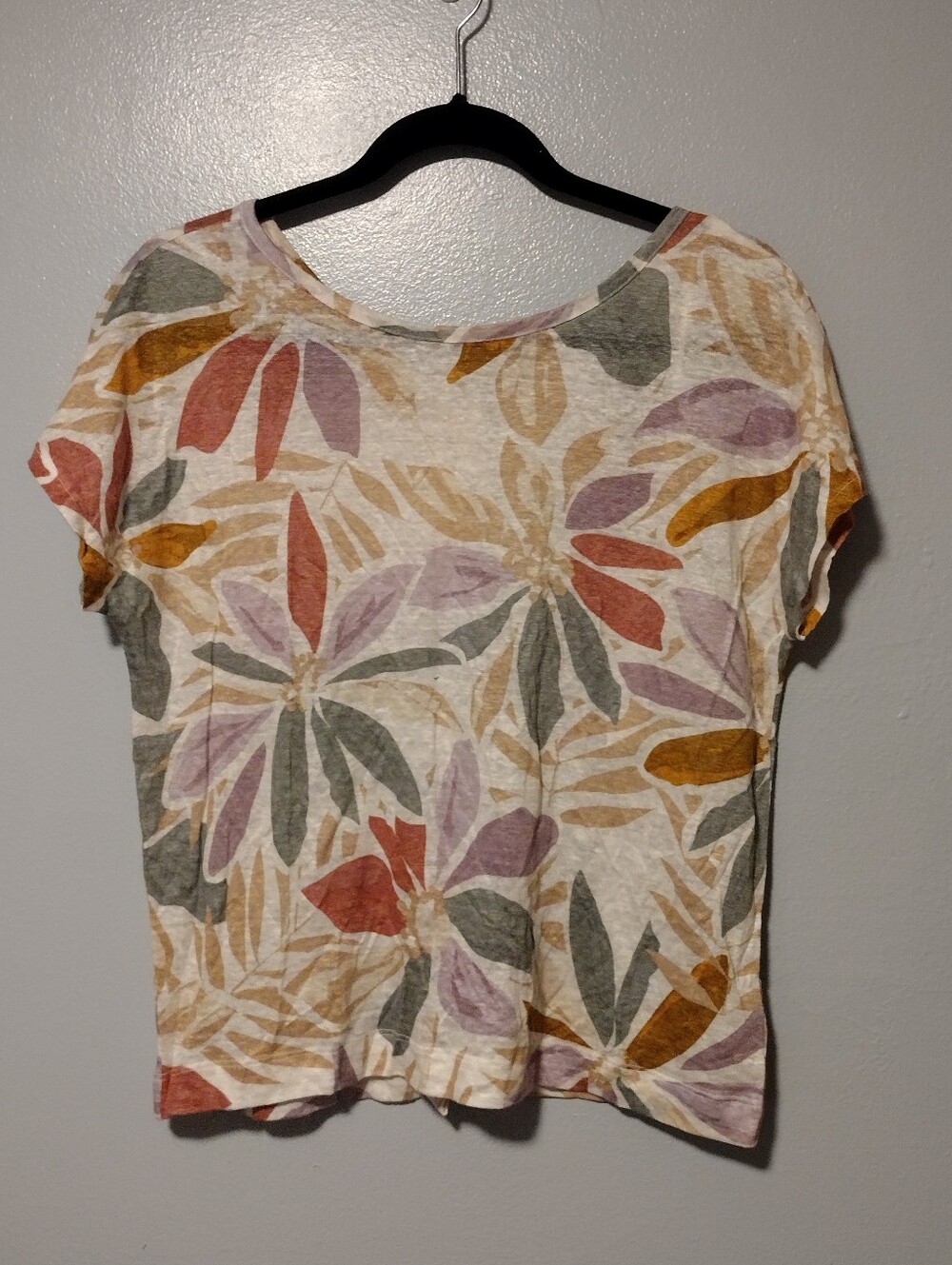 Nicole Miller Floral linen top short sleeve Buttoned Back